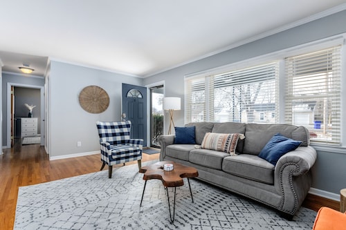 ~Cozy & Family Friendly Home~  Game Room | Self Check-in | FAST WiFi|