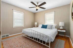 3 habitaciones, escritorio, tabla de planchar con plancha y wifi gratis 