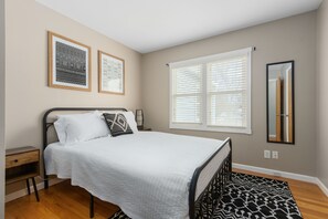 3 bedrooms, desk, iron/ironing board, free WiFi - ~Cozy & Family Friendly Home~  Game Room | Self Check-in | FAST WiFi| (Overland Park)