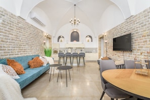 Elite Apartment | Living area | 55-inch flat-screen TV with cable channels, TV - Nina Luxury Apartment (Jerusalem)