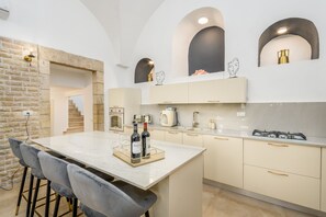 Elite appartement | Privékeuken | Een koelkast met diepvriezer, een microgolfoven, een oven, een kookplaat