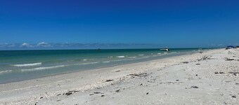 Royal James upper unit, sleeps 6 with loft + 2 Golf Carts & Pool, close to beach