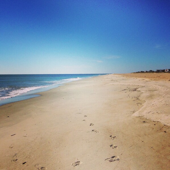 Sun-loungers, beach towels - July availability! 3BR Condo, BHI Club option, 2 golf carts! Near beaches (Bald Head Island)