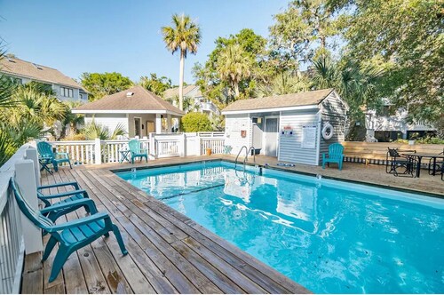 Now available May 15-21! ! Upper floor, 3BR Condo, BHI Club, 2 golf carts!