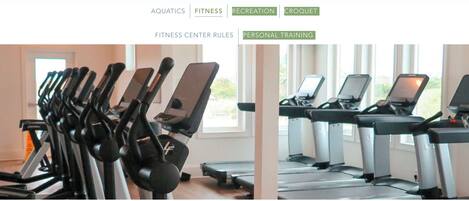Un gimnasio con diversas máquinas de cardio, incluyendo cintas de correr y bicicletas estáticas.