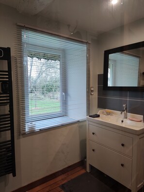 Shower, hair dryer, towels, toilet paper