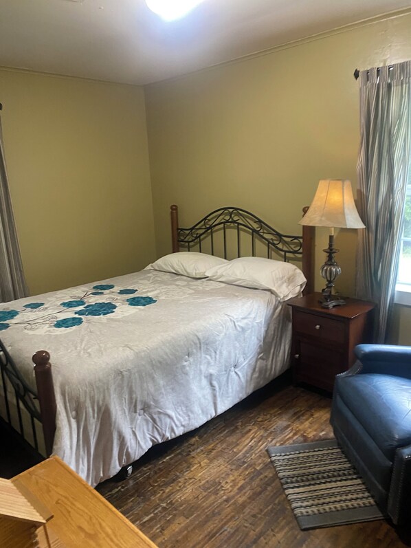 3 bedrooms, iron/ironing board, free WiFi, bed sheets