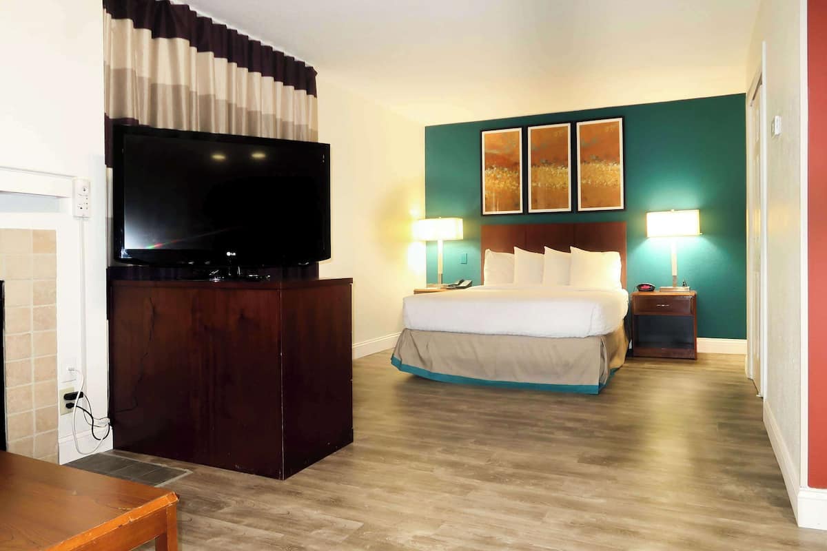 Desk, blackout drapes, free WiFi, bed sheets
