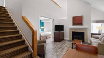 Suite, plusieurs lits, non-fumeurs | Bureau, rideaux occultants, Wi-Fi gratuit, draps fournis