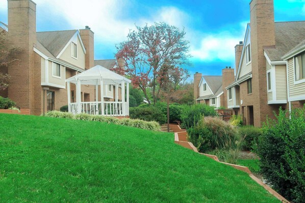 BBQ/picnic Area - Tysons Corner Suites, A Baymont by Wyndham (Vienna)