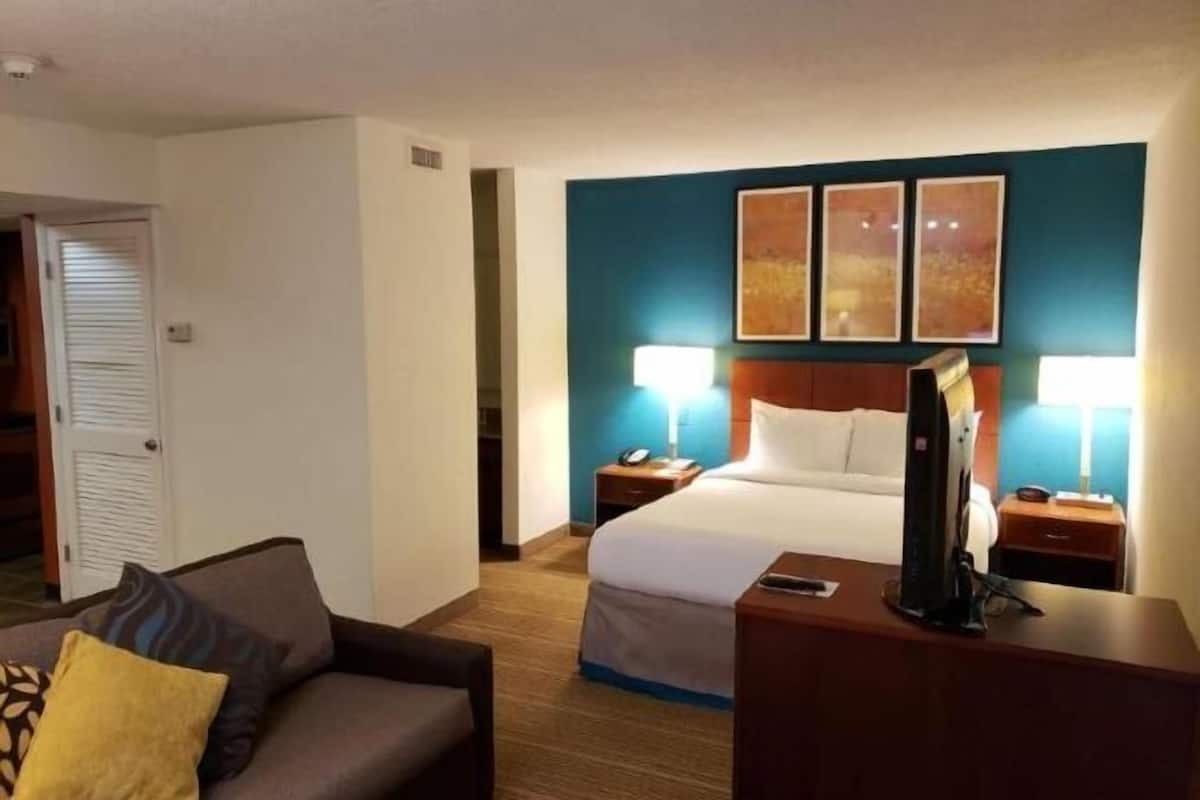 Desk, blackout drapes, WiFi (free), bed sheets