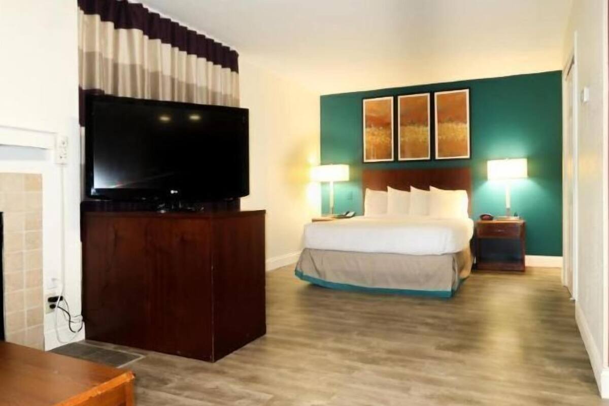 Desk, blackout drapes, WiFi (free), bed sheets