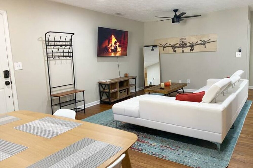 KING bed + walk to food & nature. LongTerm Okay! Roswell Vrbo