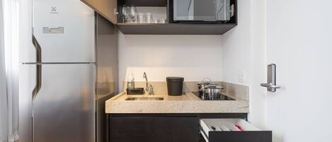 Apartamento básico | Cozinha privada | Cafeteira/chaleira, talheres/pratos/utensílios de cozinha