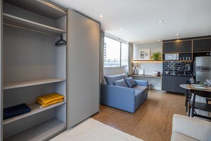 Un espace de vie moderne comprenant un canapé, un coin repas et une cuisine.