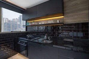 Appartement | Privékeuken | Een koffiezetapparaat/waterkoker, kookgerei, borden en bestek