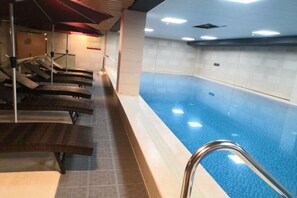 Indoor pool - Xiangshui Yabang Yicheng Hot Spring Hotel (Xiangshui)