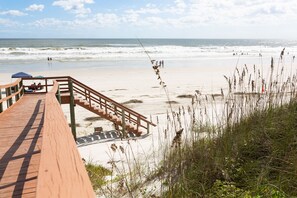 Plage, chaises longues, serviettes de plage