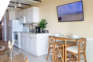 ثلاجة، ميكروويف، فرن، موقد طهي مسطح