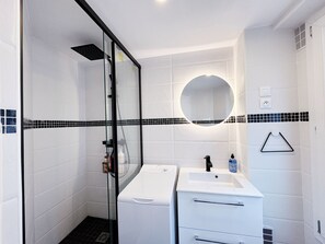 Dusche, Haartrockner, Handtücher, Seife