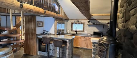 Microondas, horno, parrilla de estufa y cafetera y tetera