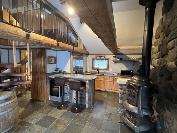 Microwave, oven, stovetop, coffee/tea maker - Private Custom Cabin on Yellowstone River with Breathtaking Views (Gardiner)