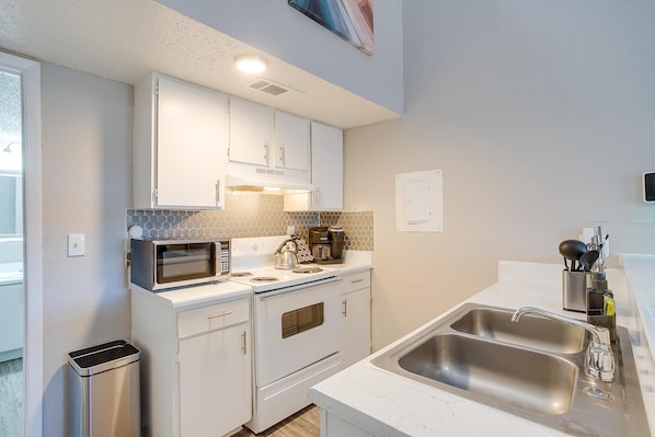 冰箱、微波炉、烤箱、炉灶