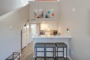 Frigorifero, microonde, forno, piano cottura