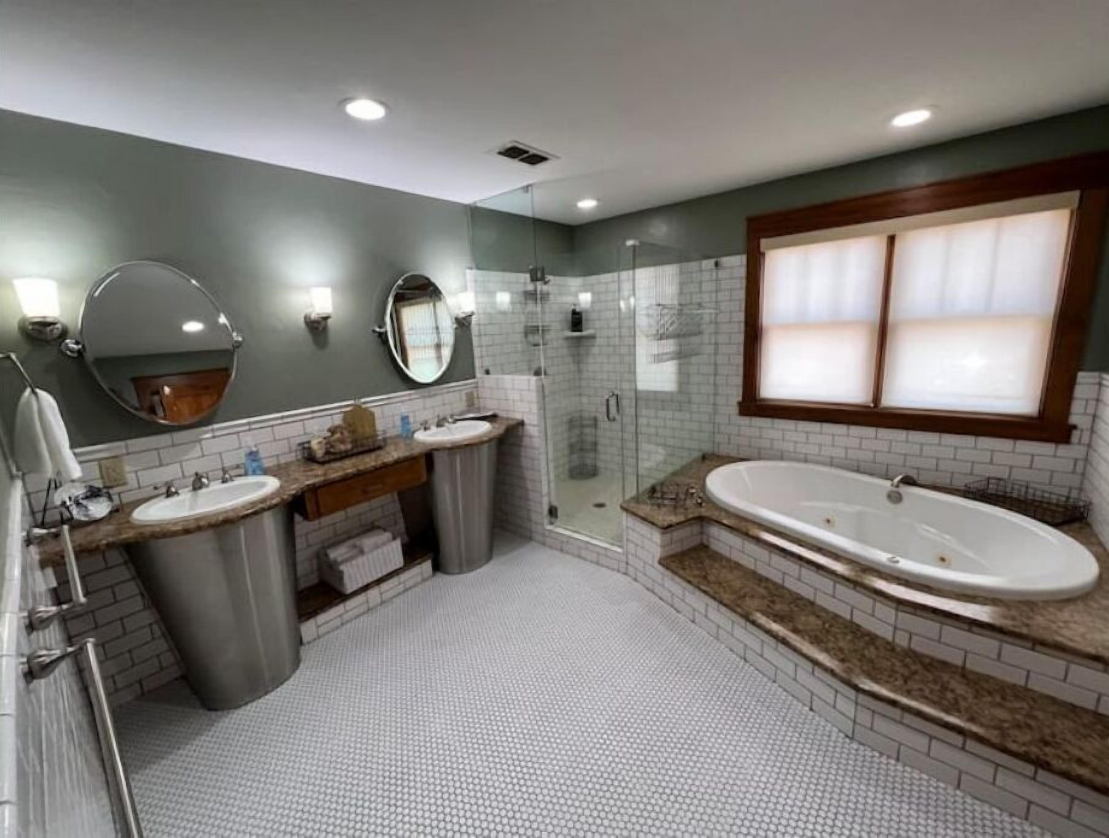 Douche, serviettes fournies, savon, shampoing