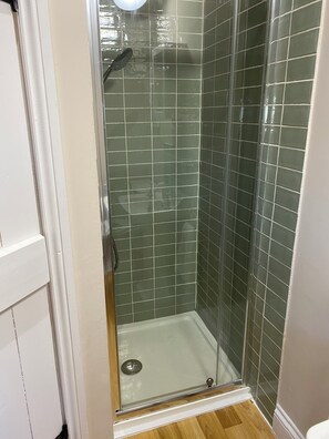 Secadora de cabello y papel de baño 