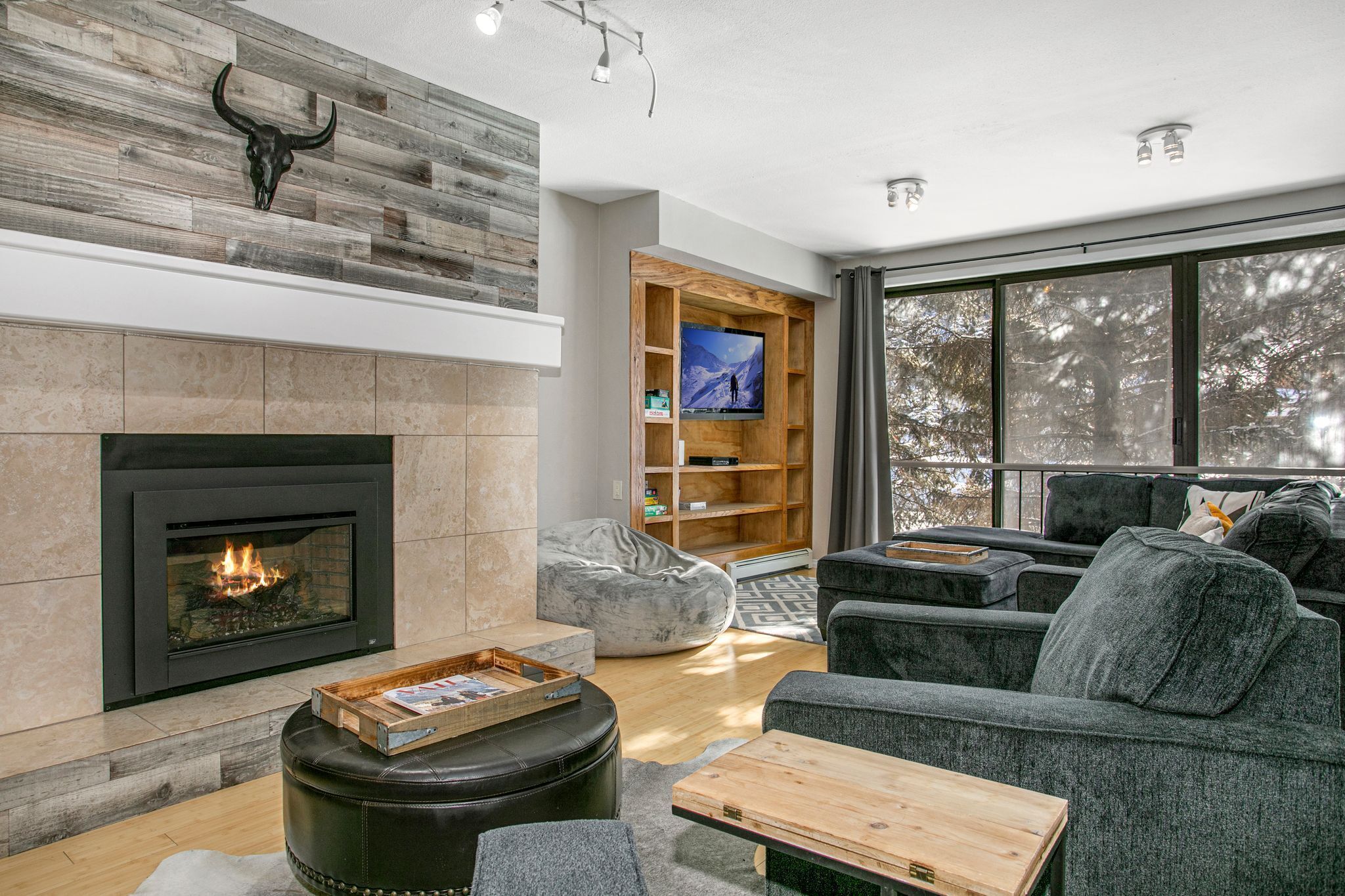 Beautiful Condo, Pool & Hot Tub, Minutes to Beaver Creek