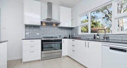 The Zebra - 4Bdrm, Slps 8, 2 Bathrm, Solar