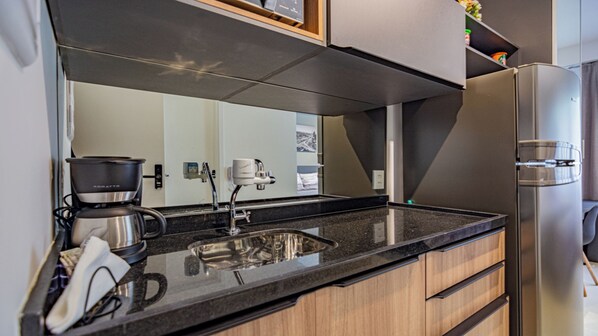 Studio – exclusive | Eget kjøkken | Kjøleskap, mikrobølgeovn, kokeplater og kaffetrakter/tekoker