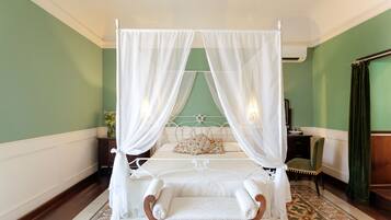 Kamer | Luxe beddengoed, een minibar, een kluis op de kamer, een bureau