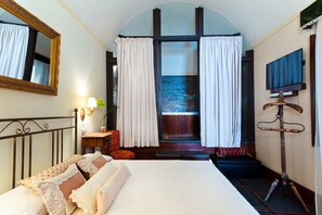 Pietra Lavica Superior | Premium bedding, minibar, in-room safe, desk - Relais Briuccia e Ristorante Capitolo Primo (Montallegro)