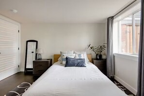 1 quarto, escrivaninha, ferros/tábuas de passar roupa, berço de viagem