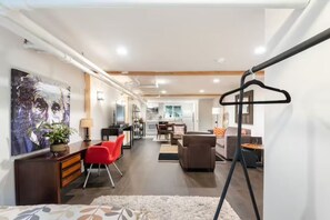 1 soverom, skrivebord, strykejern/-brett og reiseseng for barn