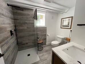 Regadera, amenidades de baño ecológicas, secadora de cabello, toallas 