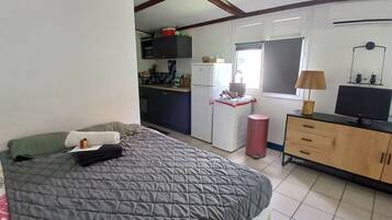 1 bedroom, travel crib, bed sheets