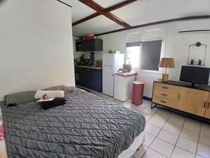 1 bedroom, travel cot, bed sheets