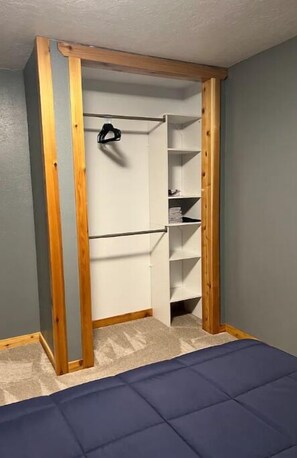 3 bedrooms, desk, WiFi, bed sheets