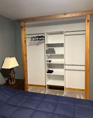 3 bedrooms, desk, WiFi, bed sheets