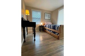 2 bedrooms, desk, iron/ironing board, free WiFi - Lovin’ the Location - PIT Airport- Downtown - RMU (Coraopolis)
