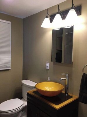 Hair dryer, towels, soap, shampoo - Lovin’ the Location - PIT Airport- Downtown - RMU (Coraopolis)