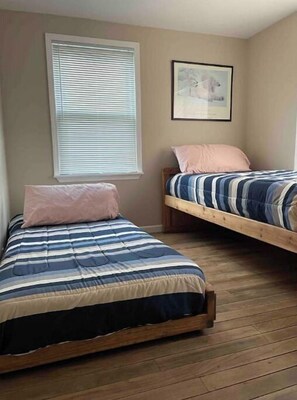2 chambres, bureau, fer et planche à repasser, accès au Wi-Fi (inclus)
