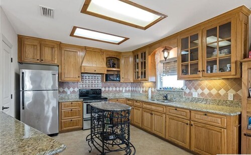 Perfect getaway for all!  Fish and hunt with all the comforts of home!