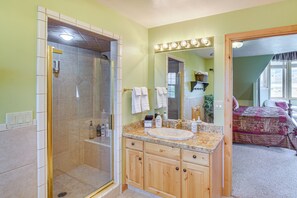 Shower, hair dryer, towels, soap - SUNSHINE RANCH
Elegant Country Retreat (Malad City)