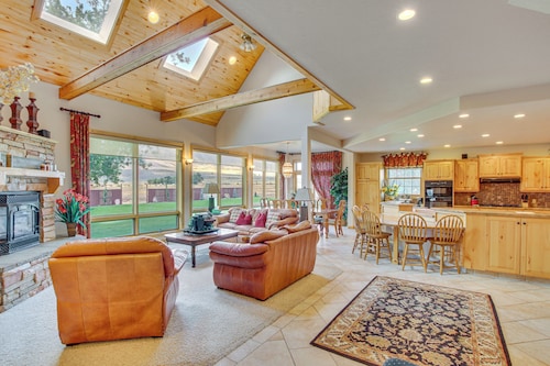 SUNSHINE RANCH
Elegant Country Retreat