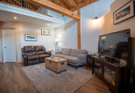 Smart TV, fireplace. Entire Cabin, Fully Equipped, Across from the water. Fisherman approved.
