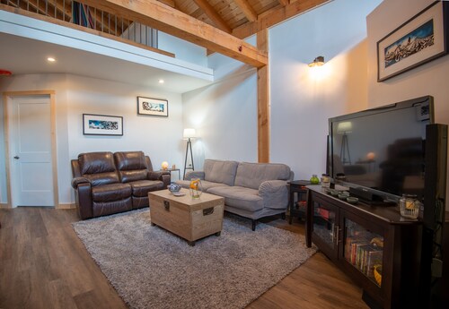 Entire Cabin, Fully Equipped, Across from the water. Fisherman approved.